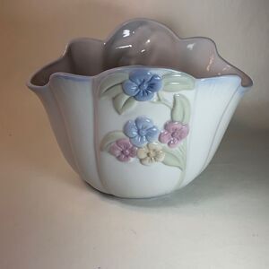 Especially For You FTD Taiwan Decorative Vase EUC Vintage Victorian Blue White